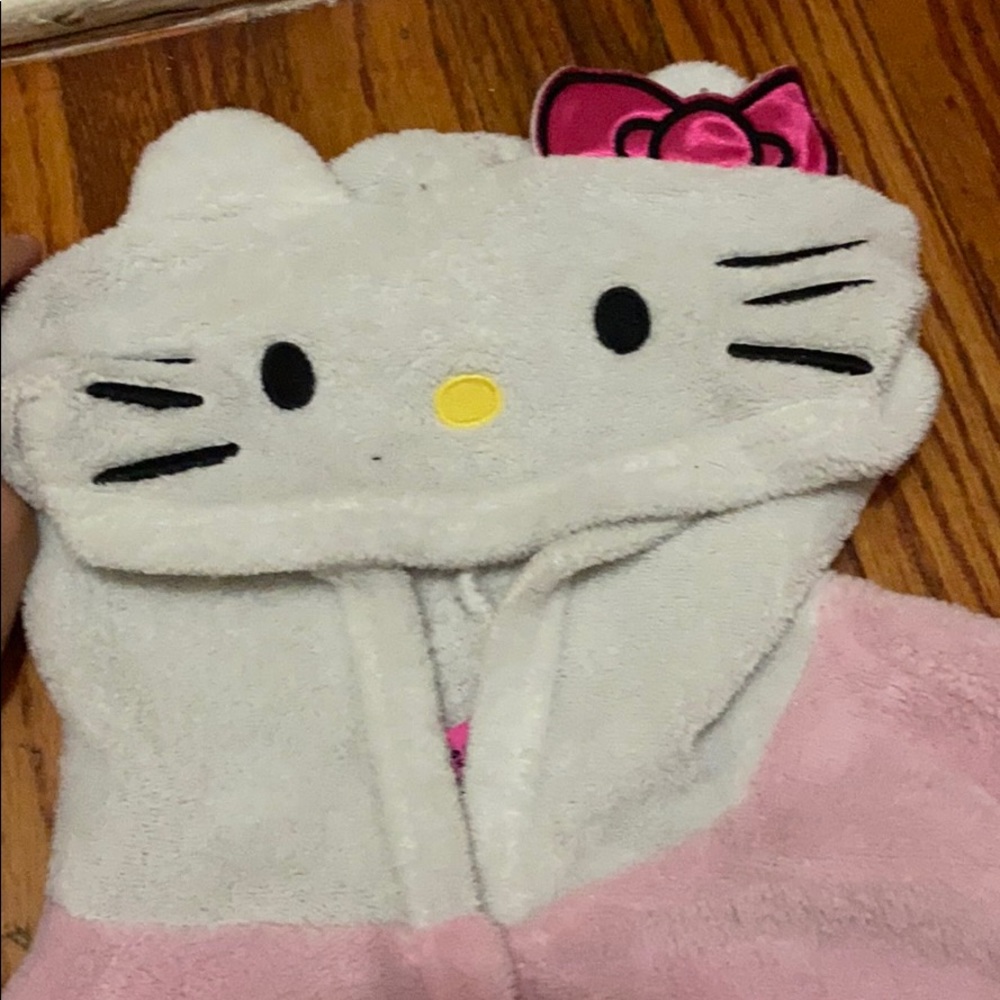 Robe - Picture 2 of 3